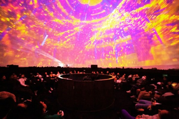 Funciones educativas para niños y familias en el Planetario de Lima
